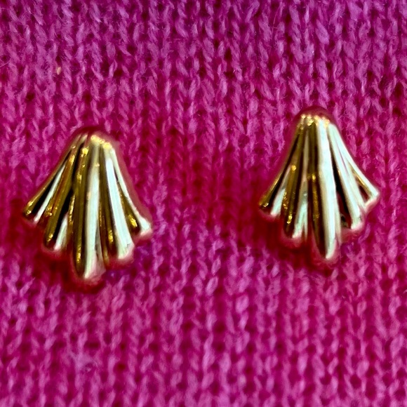14k Gold Scallop Seashell Earrings - Picture 6 of 16